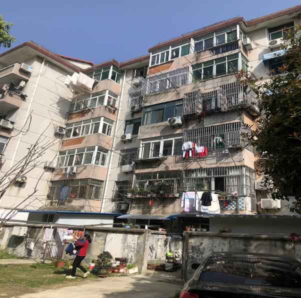 �Ϸ���**�´�С�^���и����Ŀ�漰��λ�ںϷ��кɻ�·�����ƌW�u·�|������·�ϺϷ���**�´�С�^סլ�÷�ͬ�^�������ͨ��Ʒ���Ј��r���u���Ŀ